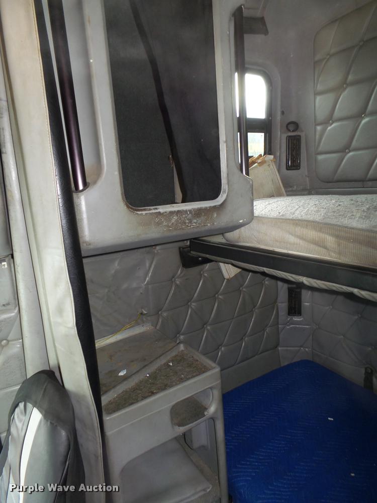 image for item L4175 1999 Freightliner FLD120 semi truck