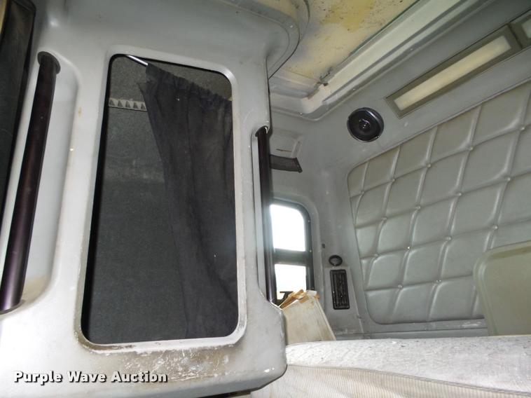 image for item L4175 1999 Freightliner FLD120 semi truck