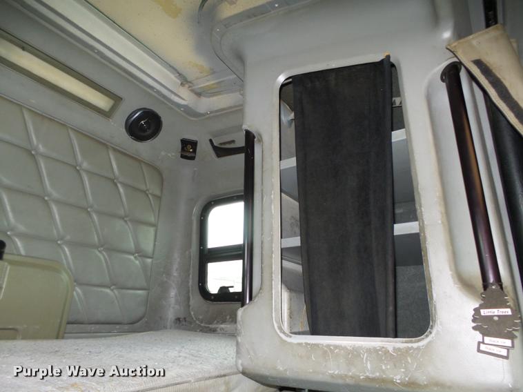 image for item L4175 1999 Freightliner FLD120 semi truck