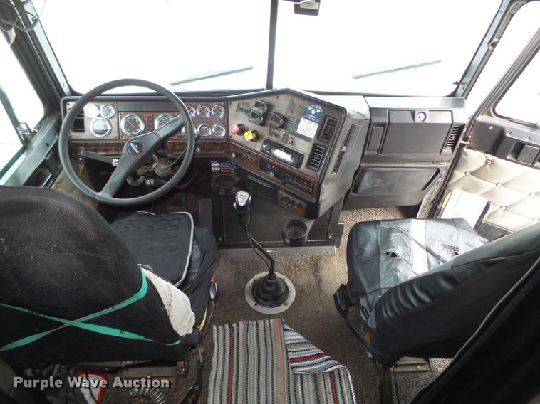 image for item L4175 1999 Freightliner FLD120 semi truck