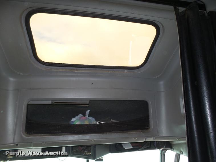 image for item L4175 1999 Freightliner FLD120 semi truck