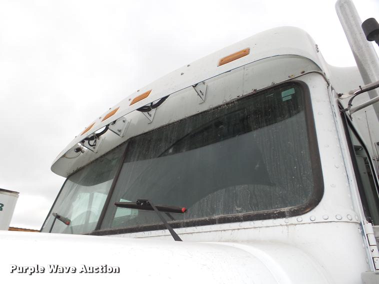 image for item L4175 1999 Freightliner FLD120 semi truck