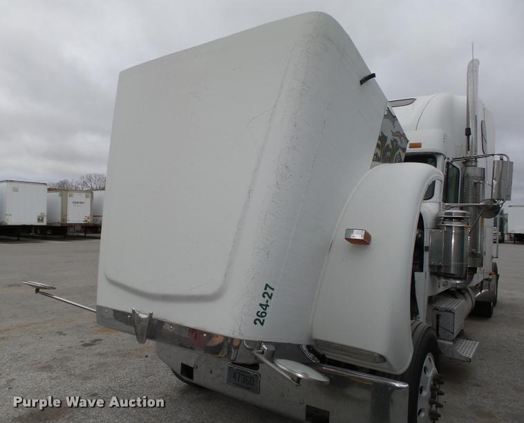 image for item L4175 1999 Freightliner FLD120 semi truck