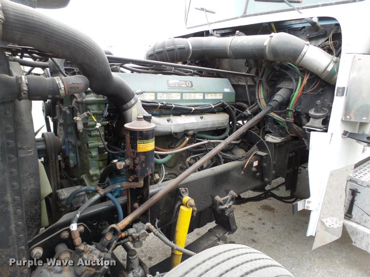 image for item L4175 1999 Freightliner FLD120 semi truck