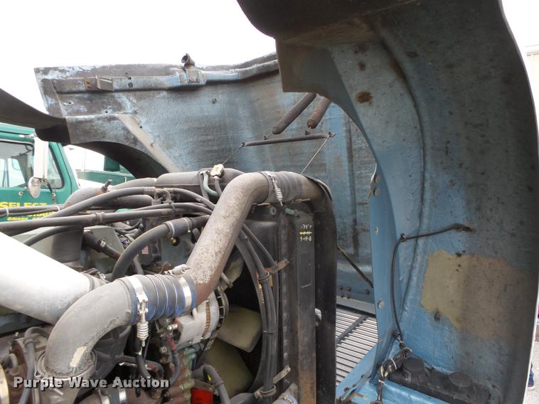 image for item L4175 1999 Freightliner FLD120 semi truck