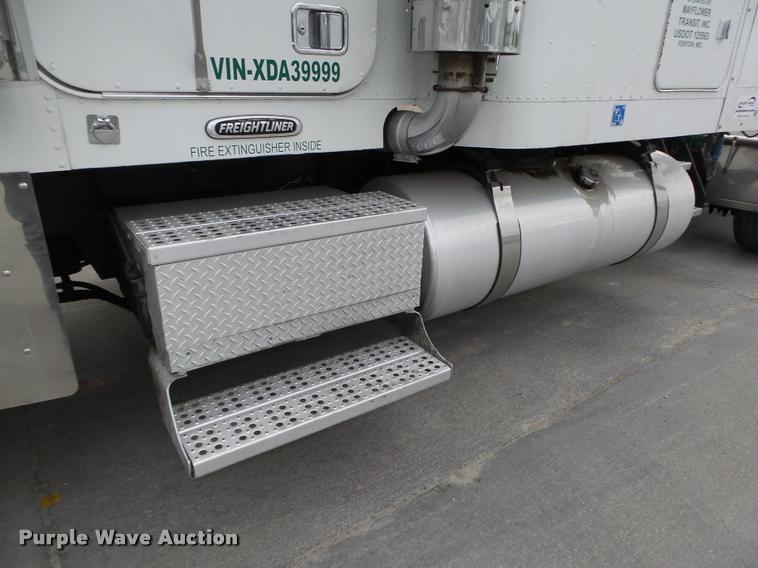 image for item L4175 1999 Freightliner FLD120 semi truck