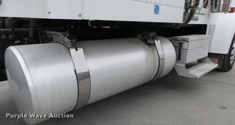 image for item L4175 1999 Freightliner FLD120 semi truck