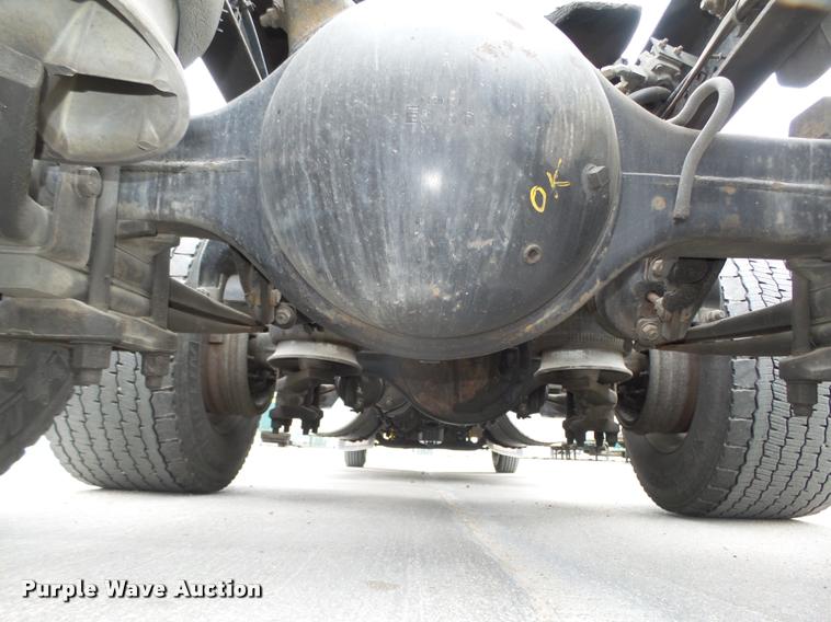 image for item L4175 1999 Freightliner FLD120 semi truck