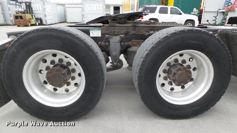 image for item L4175 1999 Freightliner FLD120 semi truck