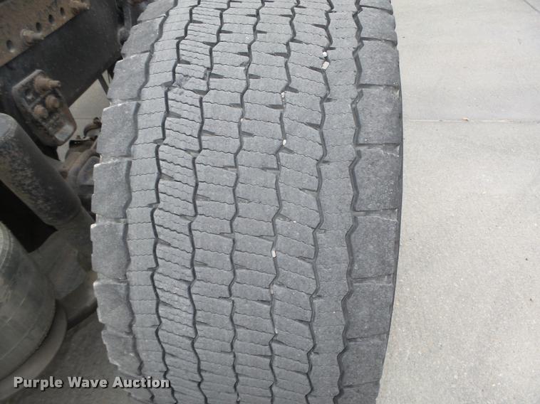 image for item L4175 1999 Freightliner FLD120 semi truck