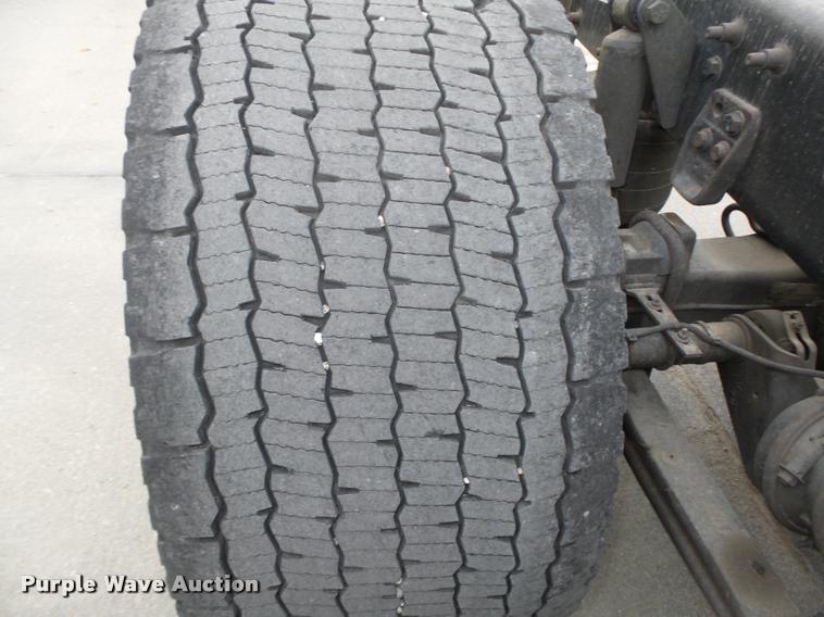 image for item L4175 1999 Freightliner FLD120 semi truck