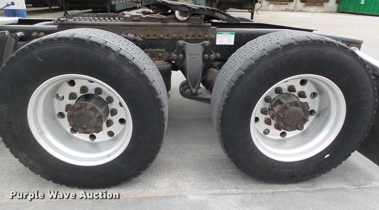 image for item L4175 1999 Freightliner FLD120 semi truck