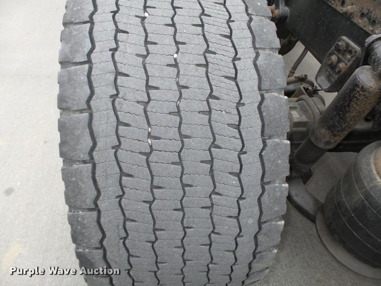 image for item L4175 1999 Freightliner FLD120 semi truck