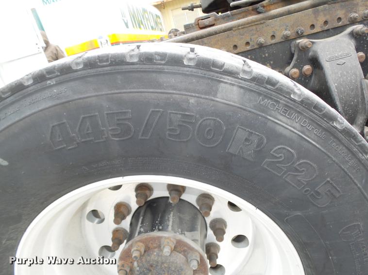 image for item L4175 1999 Freightliner FLD120 semi truck