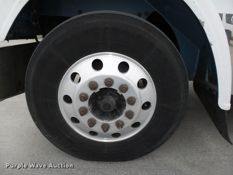 image for item L4175 1999 Freightliner FLD120 semi truck