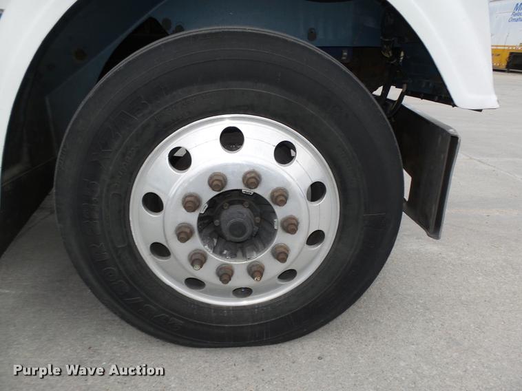 image for item L4175 1999 Freightliner FLD120 semi truck