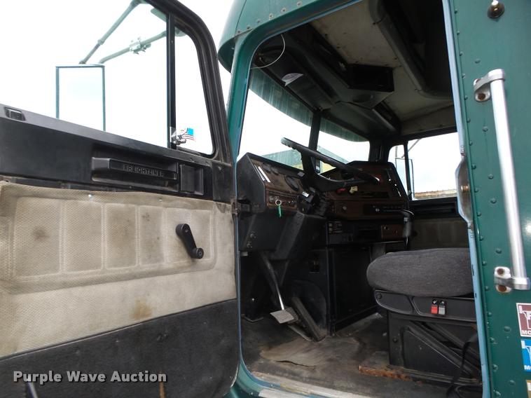 image for item L4177 1994 Freightliner FLD112 semi truck