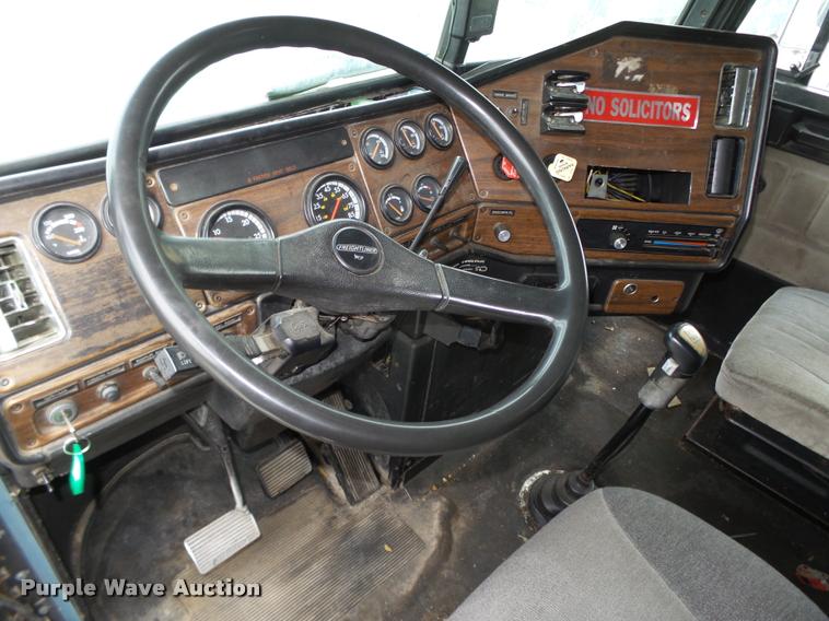 image for item L4177 1994 Freightliner FLD112 semi truck