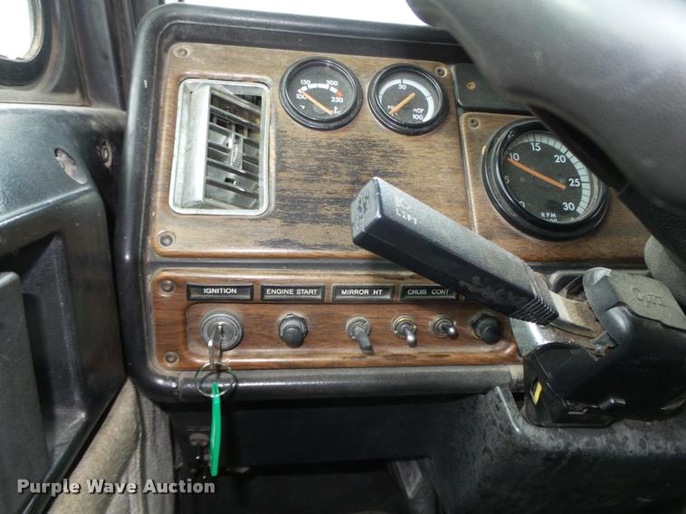 image for item L4177 1994 Freightliner FLD112 semi truck