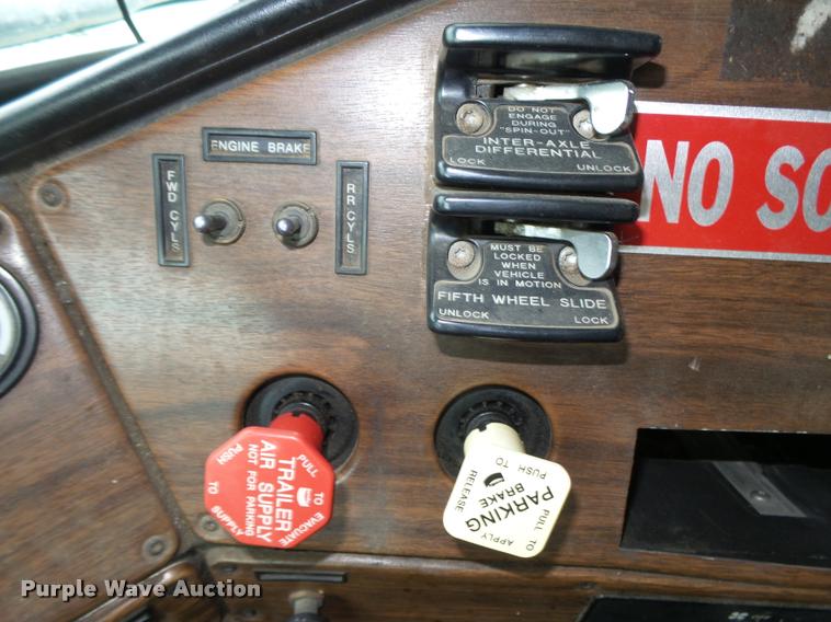 image for item L4177 1994 Freightliner FLD112 semi truck