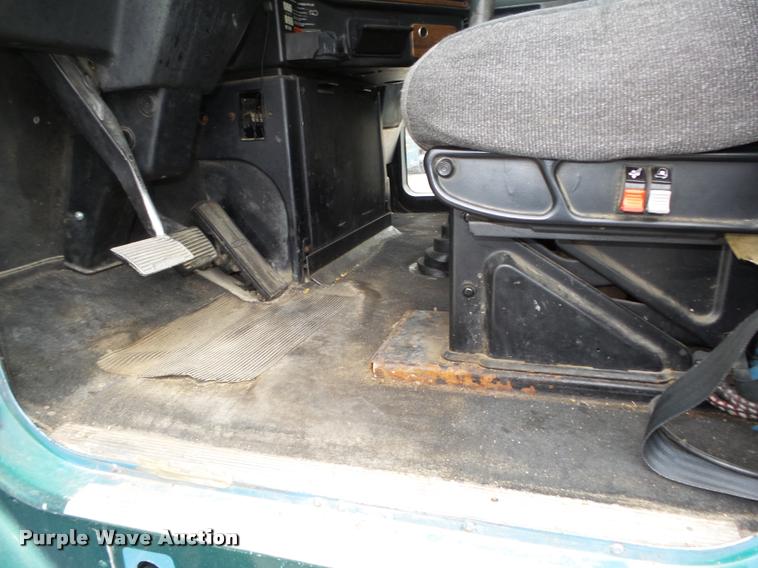 image for item L4177 1994 Freightliner FLD112 semi truck