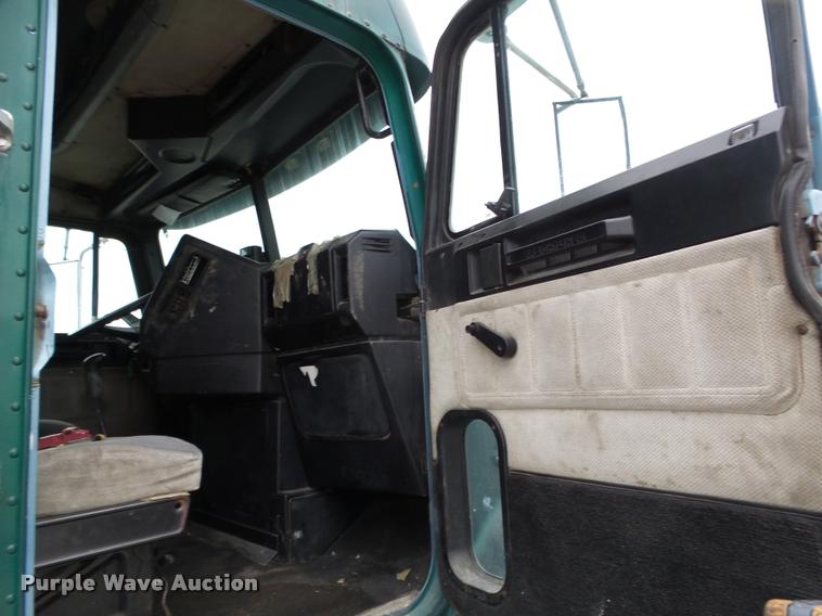 image for item L4177 1994 Freightliner FLD112 semi truck