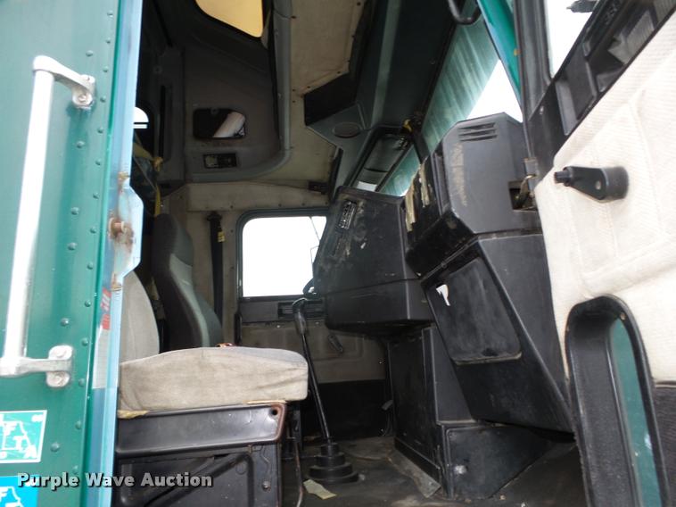 image for item L4177 1994 Freightliner FLD112 semi truck