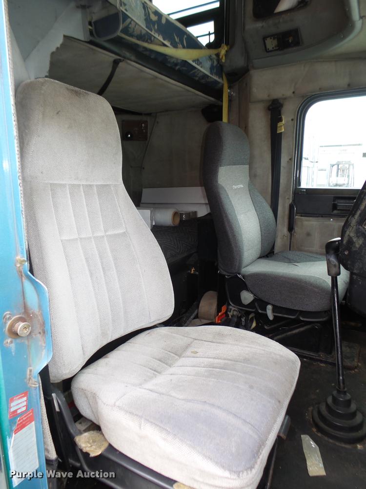 image for item L4177 1994 Freightliner FLD112 semi truck