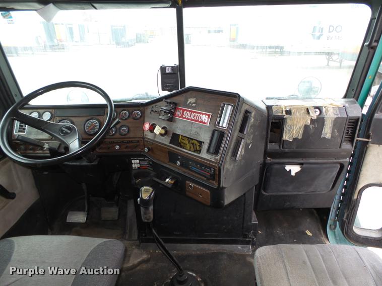 image for item L4177 1994 Freightliner FLD112 semi truck