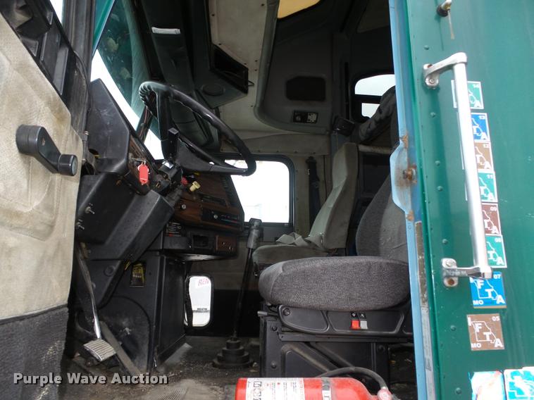 image for item L4179 1994 Freightliner FLD112 semi truck