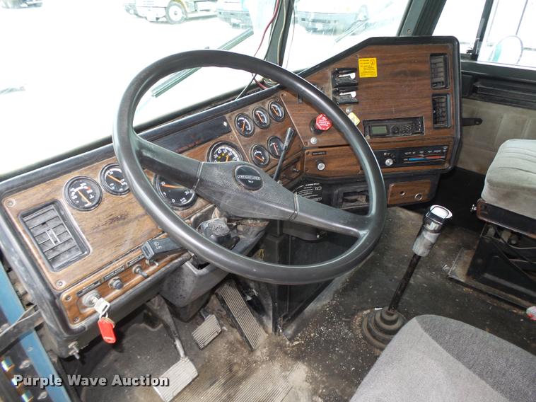 image for item L4179 1994 Freightliner FLD112 semi truck