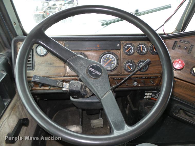 image for item L4179 1994 Freightliner FLD112 semi truck