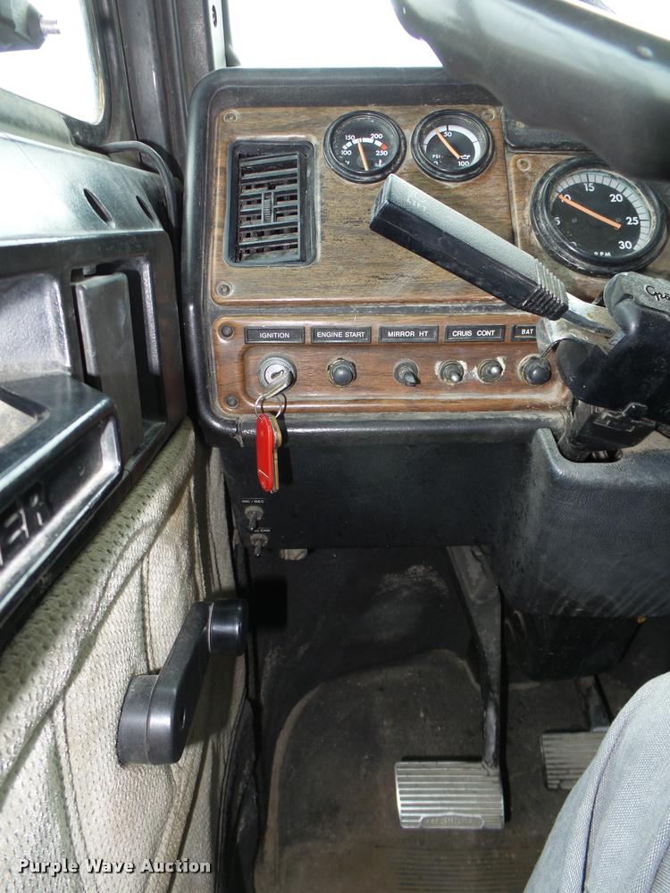 image for item L4179 1994 Freightliner FLD112 semi truck