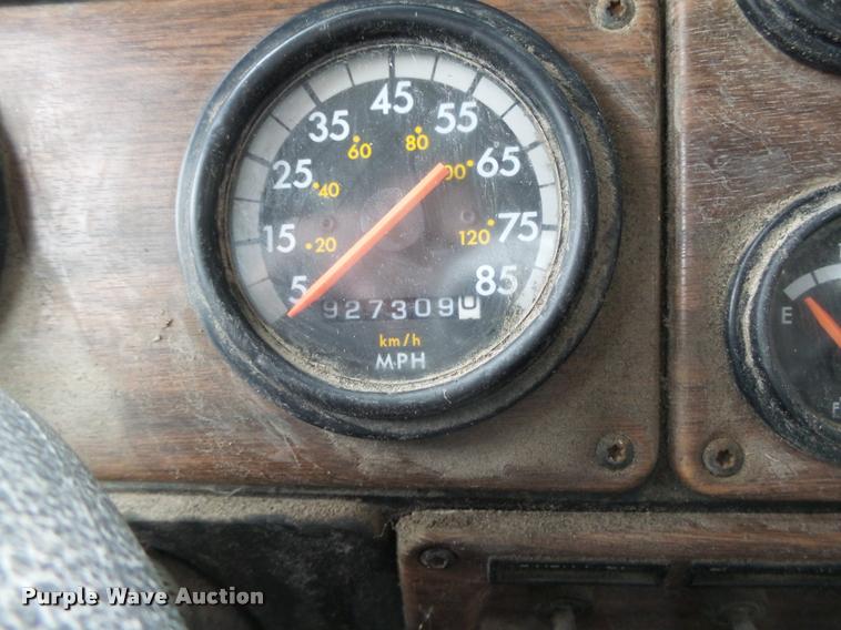 image for item L4179 1994 Freightliner FLD112 semi truck