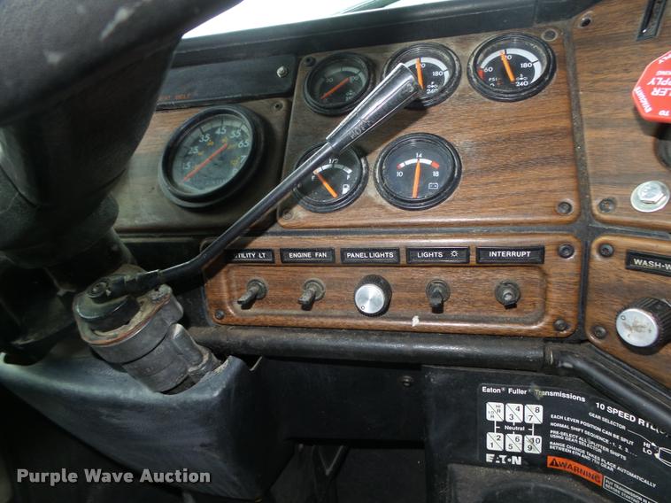 image for item L4179 1994 Freightliner FLD112 semi truck