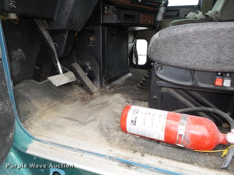 image for item L4179 1994 Freightliner FLD112 semi truck