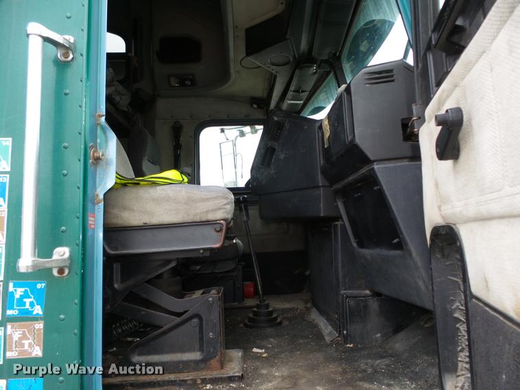 image for item L4179 1994 Freightliner FLD112 semi truck