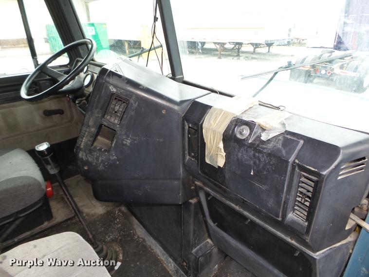 image for item L4179 1994 Freightliner FLD112 semi truck