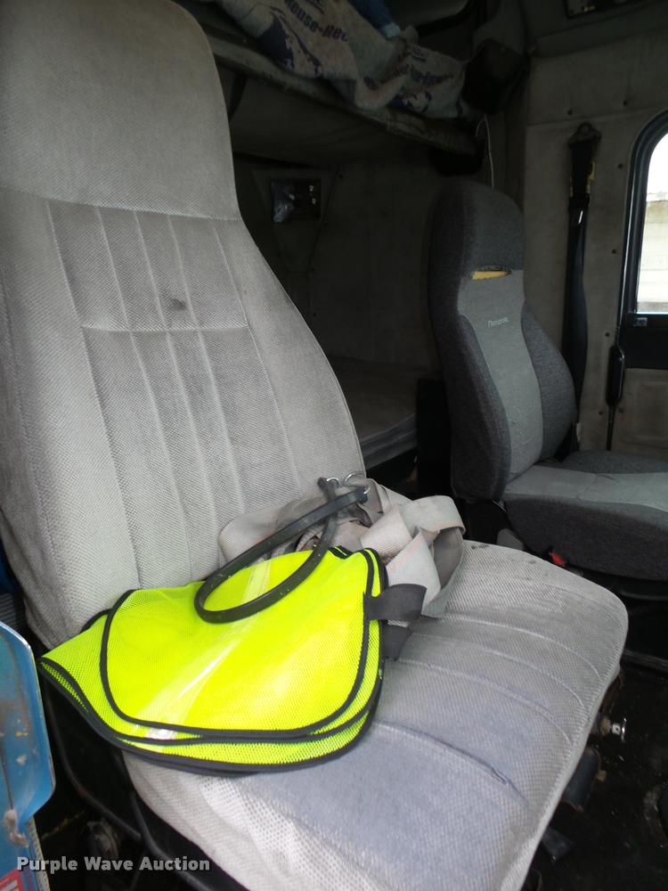 image for item L4179 1994 Freightliner FLD112 semi truck