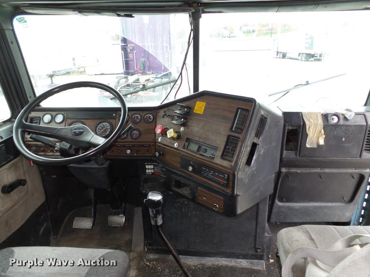 image for item L4179 1994 Freightliner FLD112 semi truck
