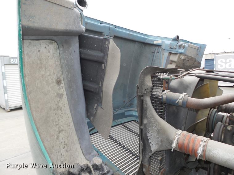 image for item L4179 1994 Freightliner FLD112 semi truck