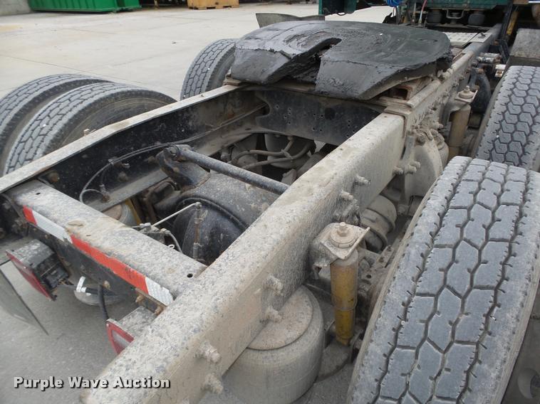 image for item L4179 1994 Freightliner FLD112 semi truck