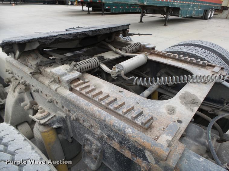 image for item L4179 1994 Freightliner FLD112 semi truck