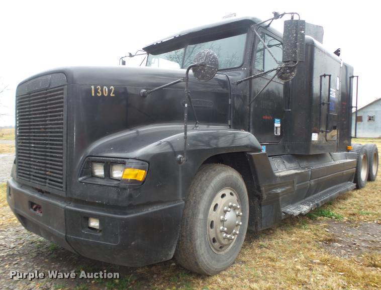 image for item L4185 1992 Freightliner FLD120 semi truck