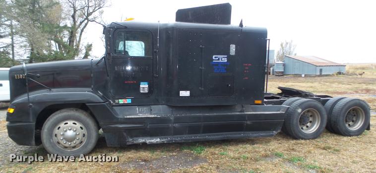 image for item L4185 1992 Freightliner FLD120 semi truck