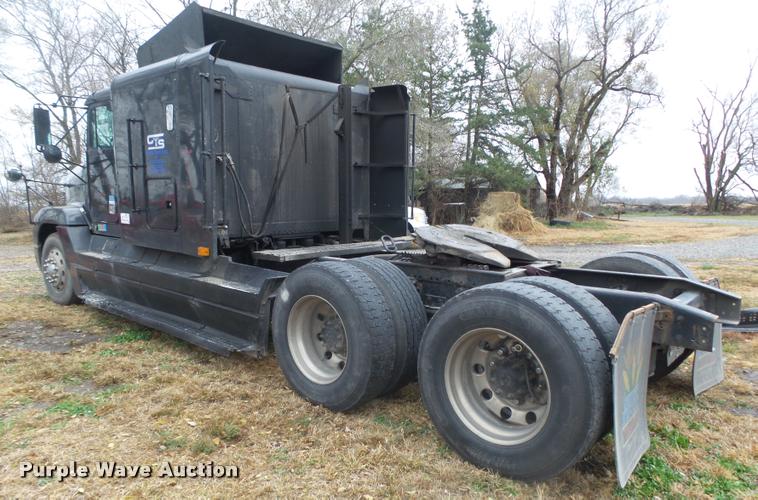 image for item L4185 1992 Freightliner FLD120 semi truck