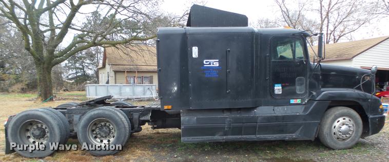 image for item L4185 1992 Freightliner FLD120 semi truck