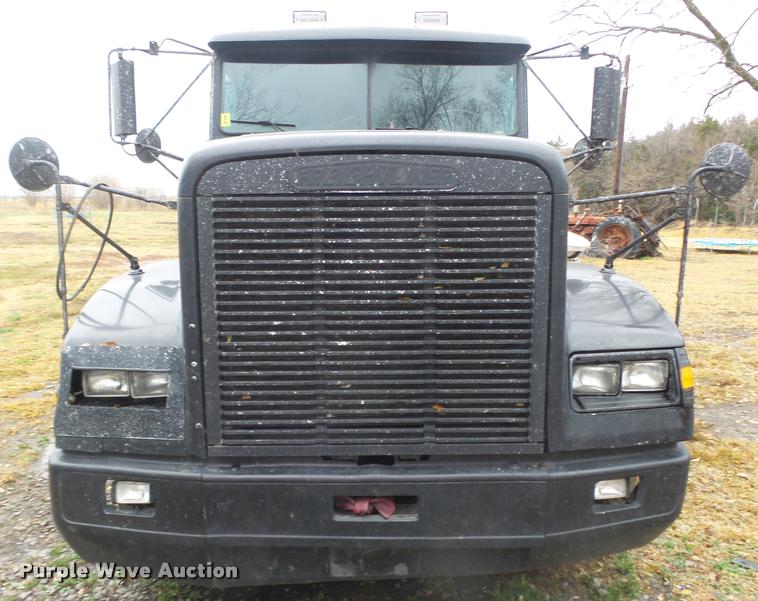 image for item L4185 1992 Freightliner FLD120 semi truck
