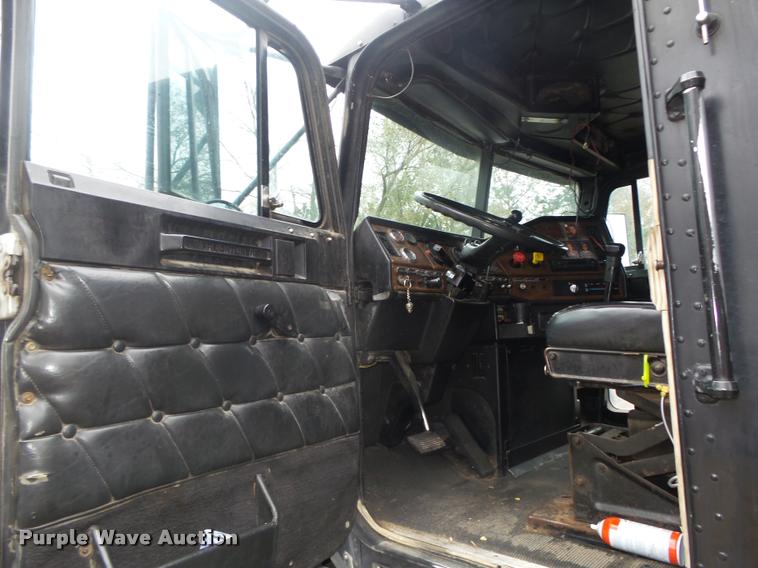 image for item L4185 1992 Freightliner FLD120 semi truck