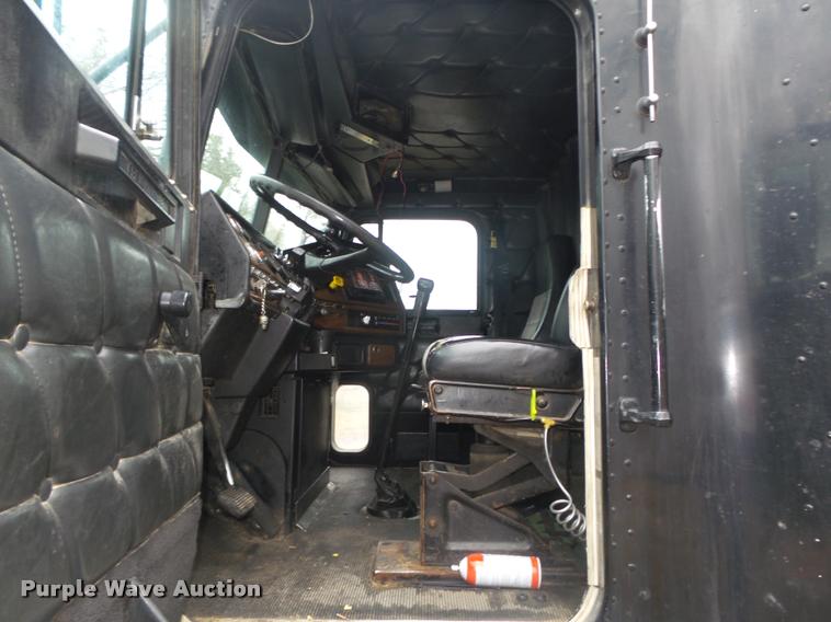 image for item L4185 1992 Freightliner FLD120 semi truck